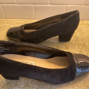Black Suede/patent leather pumps, thick heel and good condition